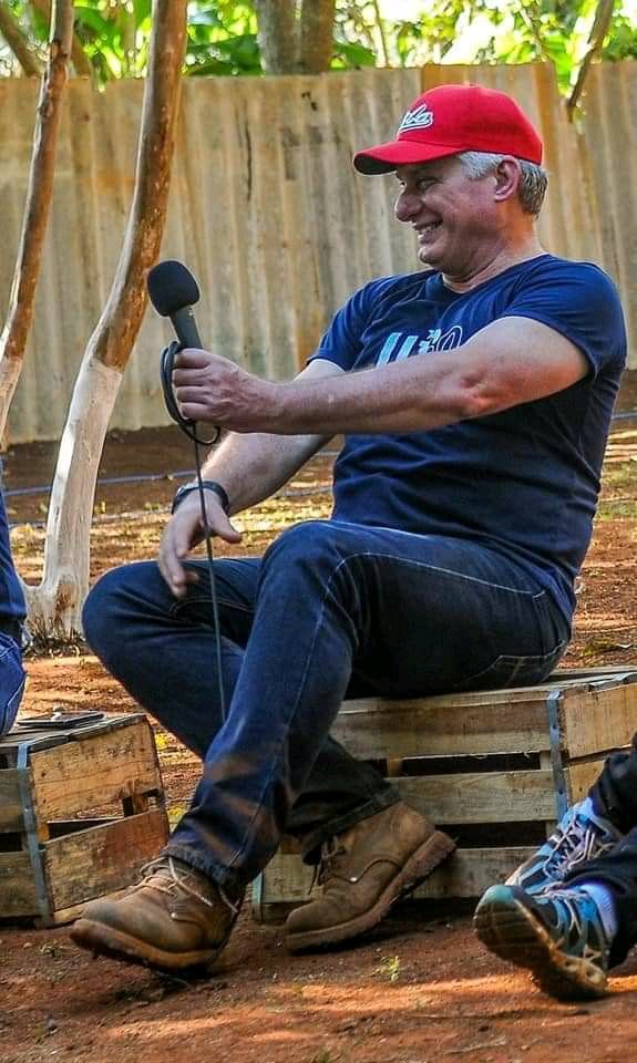 El Presidente <a href="/DiazCanelB/">Miguel Díaz-Canel Bermúdez</a> estaba feliz. #VamosConTodo