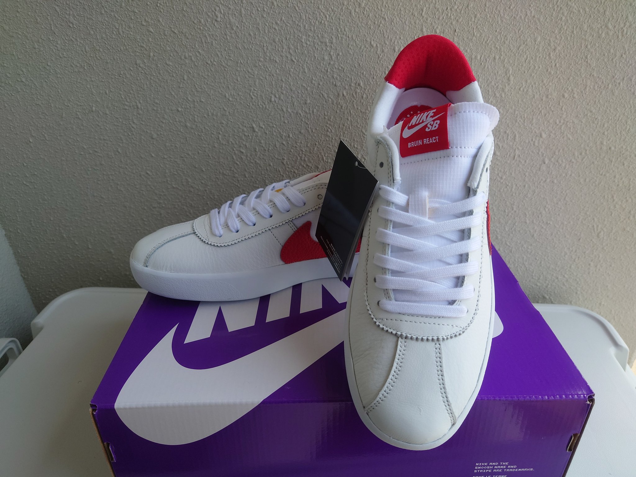 廣門 輝明 Nike Sb Bruin React Summit White University Red Cj1661 102 届きました 見た目はやや横に広くベタっとした印象で 狭いと聞いていましたが僕は大丈夫でした 前後で素材が違うのとタンが切りっぱなしなのが気になるかな T Co