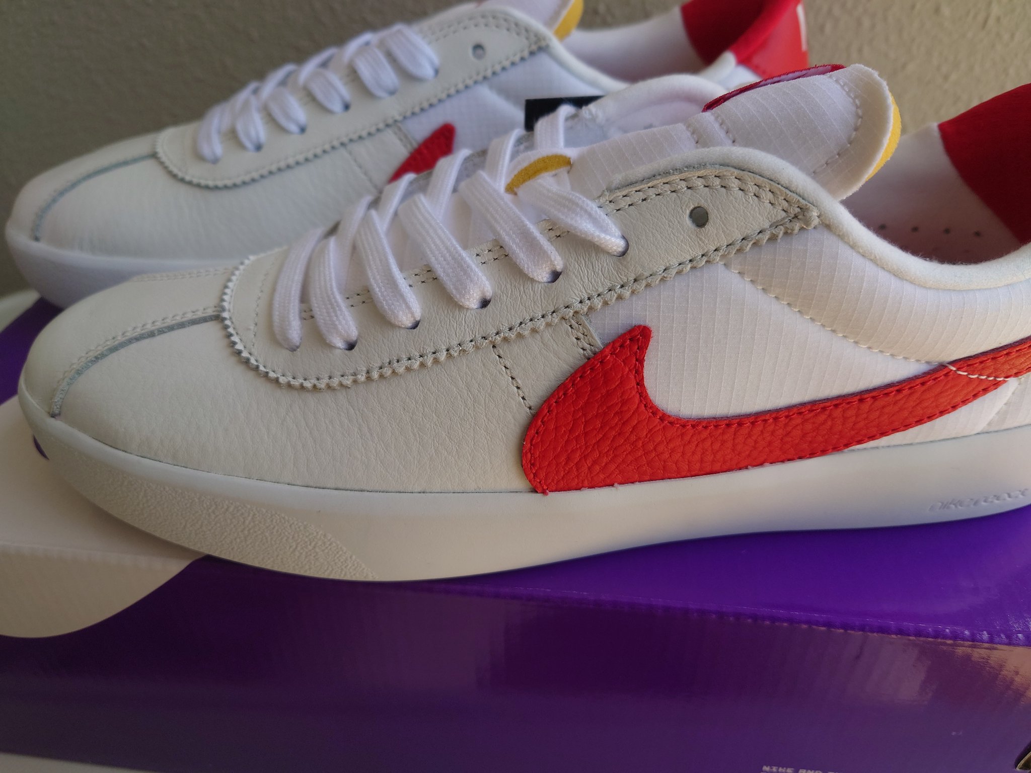 廣門 輝明 Nike Sb Bruin React Summit White University Red Cj1661 102 届きました 見た目はやや横に広くベタっとした印象で 狭いと聞いていましたが僕は大丈夫でした 前後で素材が違うのとタンが切りっぱなしなのが気になるかな T Co