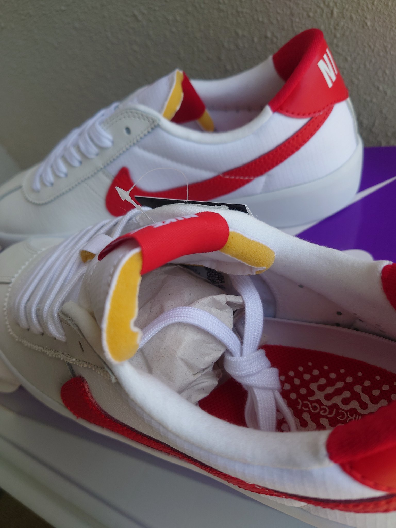 廣門 輝明 Nike Sb Bruin React Summit White University Red Cj1661 102 届きました 見た目はやや横に広くベタっとした印象で 狭いと聞いていましたが僕は大丈夫でした 前後で素材が違うのとタンが切りっぱなしなのが気になるかな T Co