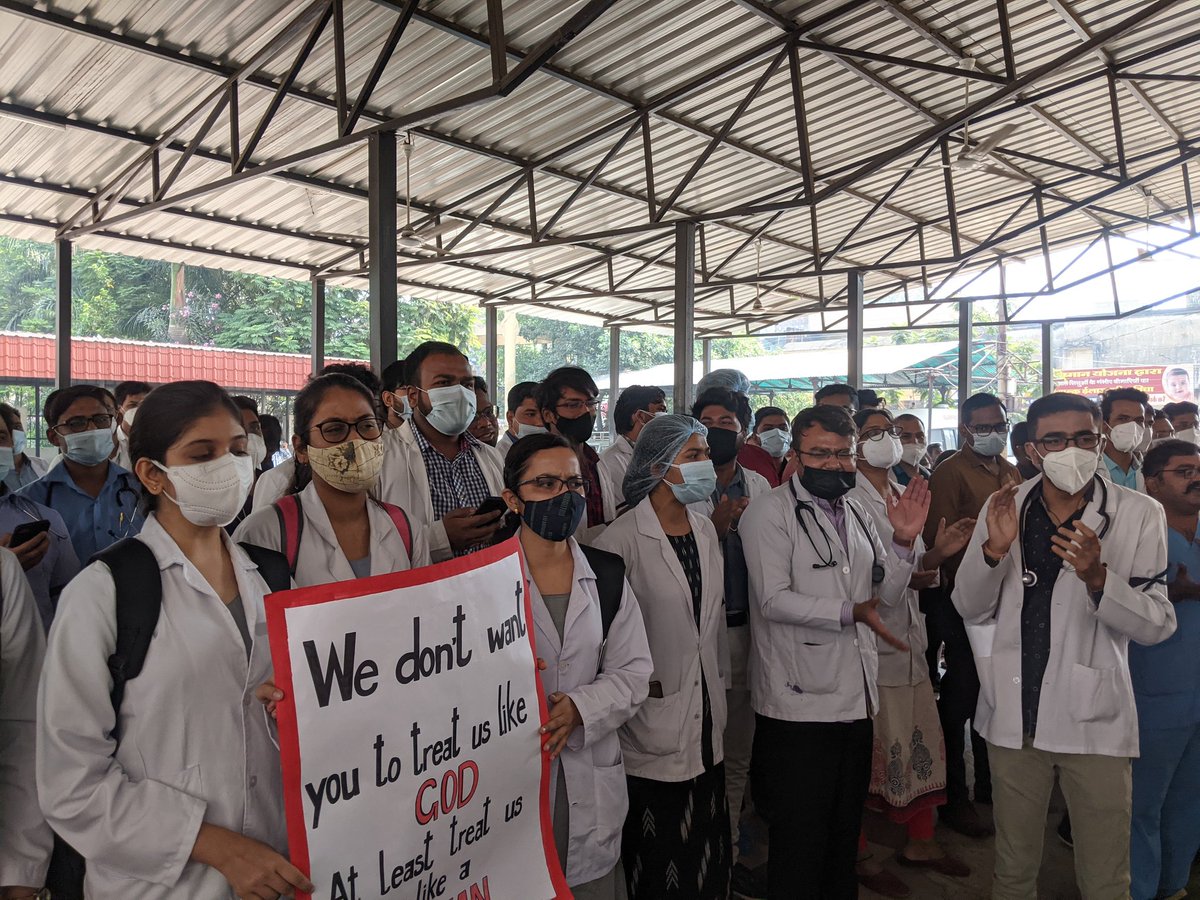 Indian__doctor's tweet photo. #STRIKE
SRs, PGs, JRs and Interns of CIMS, Bilaspur protesting against violence against doctors today in support of Dr. Anshul Bhowmik!

OPDs are practically closed,

DEAR @PMOIndia
Kindly make central protection act !
&amp;take actions on culprits!
@bhupeshbaghel
#justiceforDranshul https://t.co/RBAOnjXgI4