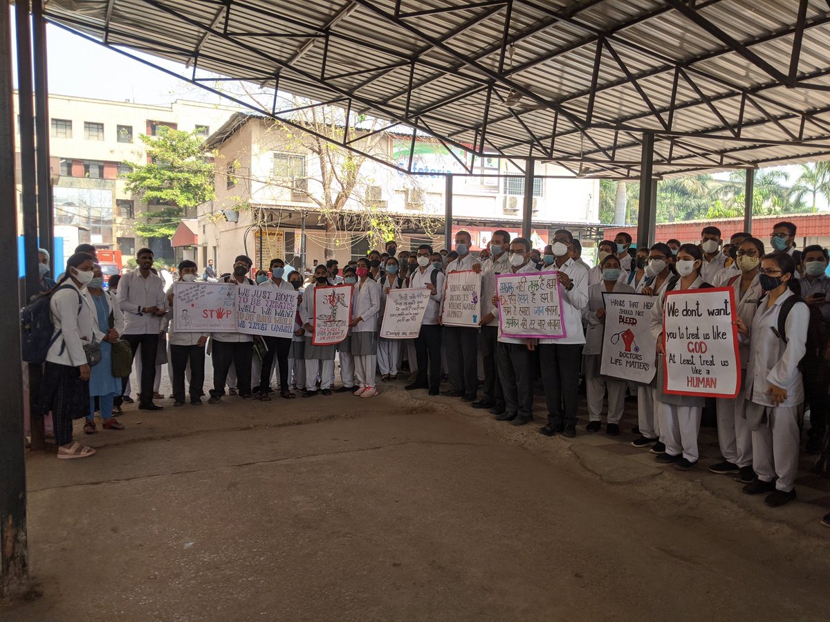 Indian__doctor's tweet photo. #STRIKE
SRs, PGs, JRs and Interns of CIMS, Bilaspur protesting against violence against doctors today in support of Dr. Anshul Bhowmik!

OPDs are practically closed,

DEAR @PMOIndia
Kindly make central protection act !
&amp;take actions on culprits!
@bhupeshbaghel
#justiceforDranshul https://t.co/RBAOnjXgI4