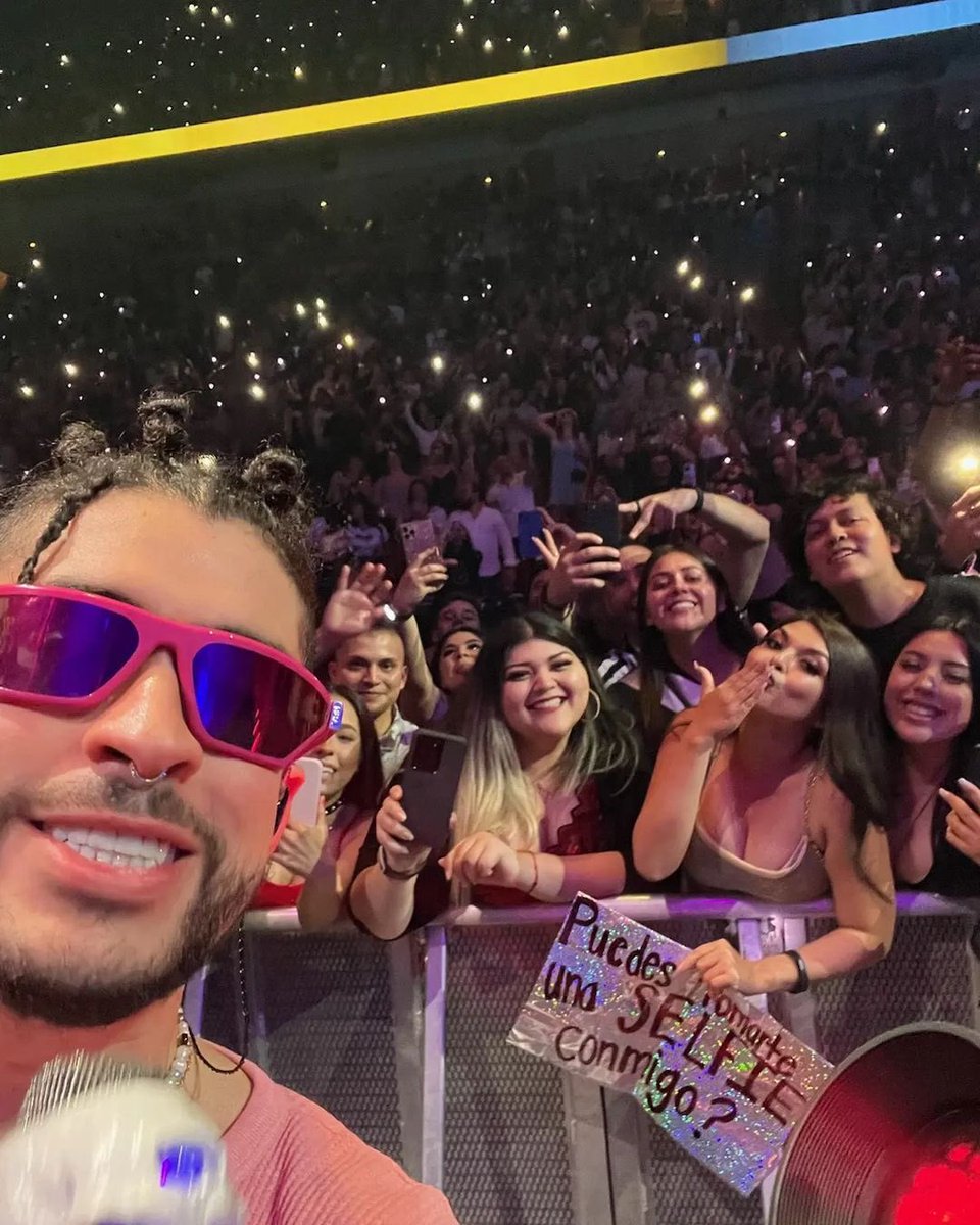 benitonewsmx's tweet photo. Bad Bunny se tomó una selfie con el celular de una fanática esta noche en Miami. 🤳🏻 https://t.co/r5caeULT6G