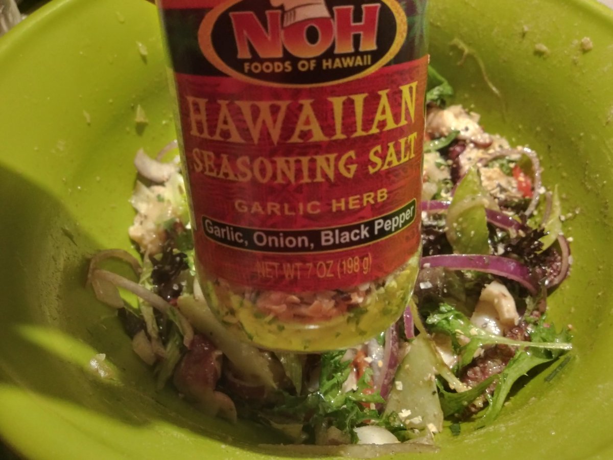 FlyN_Hawaiian14's tweet photo. Thin Sliced Red Onion, Capers, Olive Oil, Fresh Squeezed Lemons, Grilled Red Peppers, Grilled Celery, Grilled Onions, Grilled Octopus, Cilantro, Artisan Lettuce and some Hawaiian Seasoning Salt..👩‍🍳😤 My version of a #OctopusSalad https://t.co/E6UNKso9DZ https://t.co/Y6P0UiJiu2