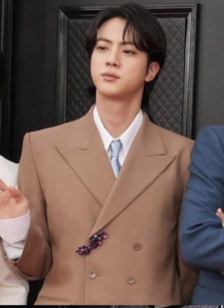 Yoonberry__'s tweet photo. o jin é simplismente um dos 7 caras q eu mais adimiro nesse mundo! 
mesmo com a mãozinha enfaixada ele fez uma otima performance e deu tudo de si:)
eu tenho muito orgulho desse cara💜 https://t.co/MhQEjJi2LR
