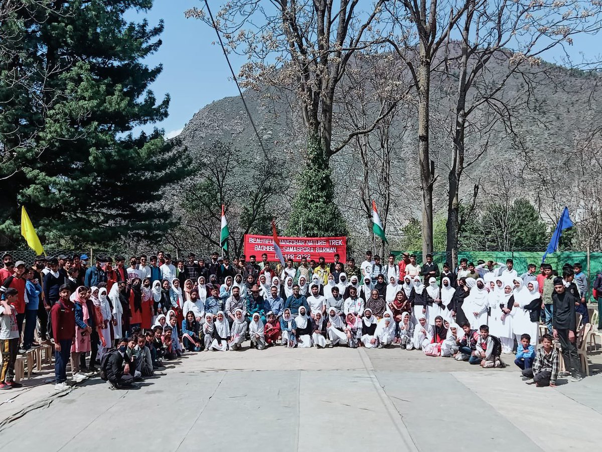Anuttam12's tweet photo. Picture’s from Kashmir where a group of students went on trekking carrying our pride 🇮🇳 Tri Colour Flag upto the mountains #IncredibleIndia
P:S:- Rise of National in https://t.co/eXWpxBApnk