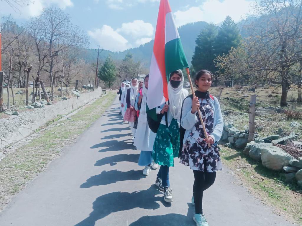 Anuttam12's tweet photo. Picture’s from Kashmir where a group of students went on trekking carrying our pride 🇮🇳 Tri Colour Flag upto the mountains #IncredibleIndia
P:S:- Rise of National in https://t.co/eXWpxBApnk
