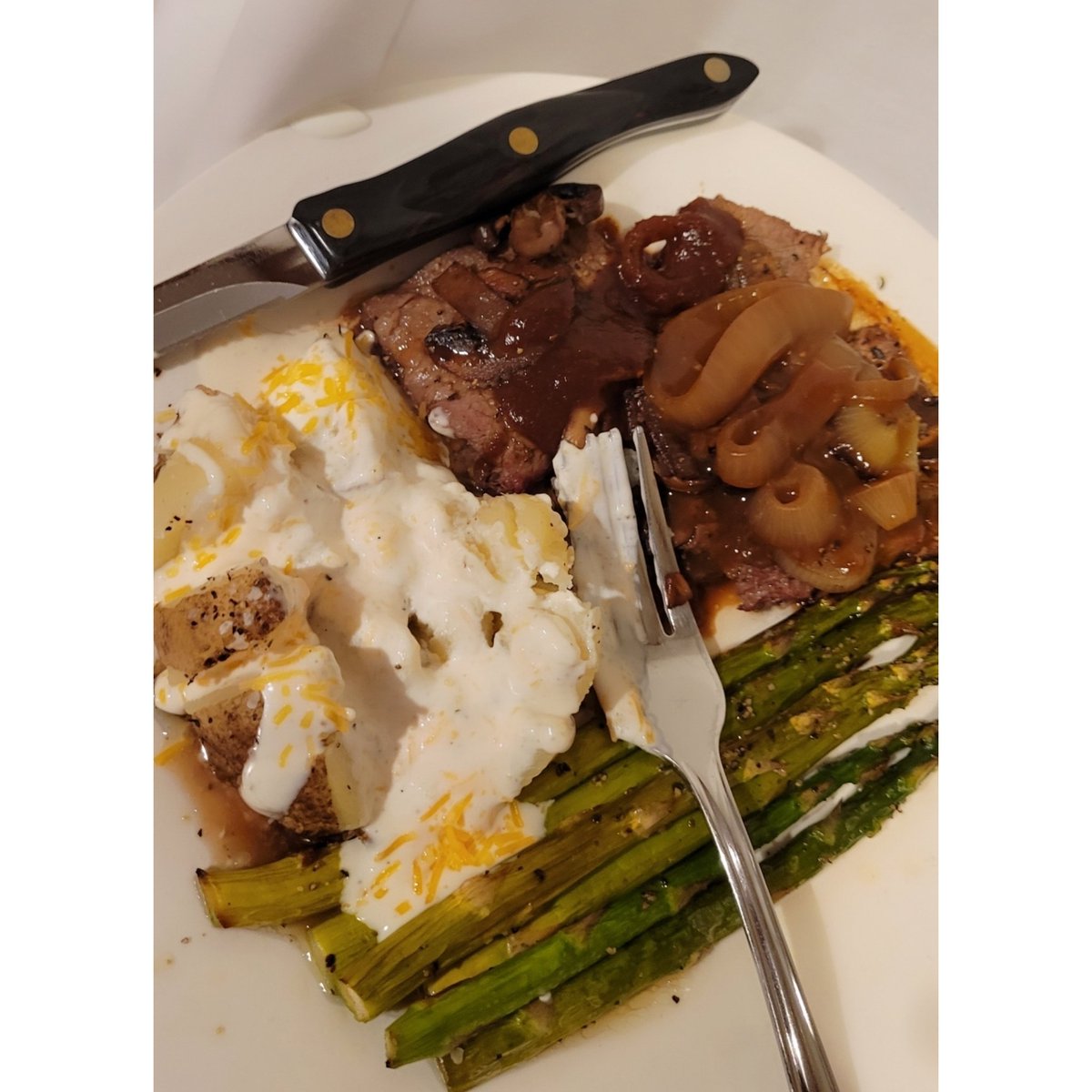 wantcoco_kakes's tweet image. Okay okay this is a happy meal. Roast beef half with mushrooms &amp;amp; onions half with A1 steak sauce half with gravvy. Baked potato with sour cream and ranch with a side of asparagus. #dontaskmewhyimthick 😋😋🙏🏾 #blessings #Godknowsmyheart #kissestothechef @SlimChef_Lolo