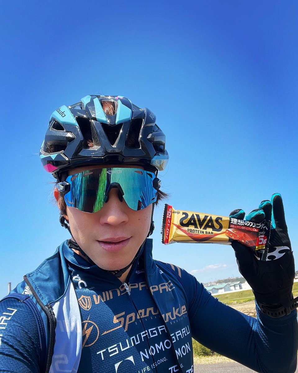 Shikieda's tweet photo. 本日、新発売のザバス プロテインバー! 
手軽に小腹を満たせるしたんぱく質も15gとれる‼︎
しっとり柔らかチョコで中に大豆のパフも入っててめちゃくちゃ美味しい😋

ちょっと美味しすぎるから
食べすぎには注意しないとね😹
#savas #ザバス #プロテイン #DESIGNYOURBODY #プロテインバー https://t.co/bqWlnMn7Wd