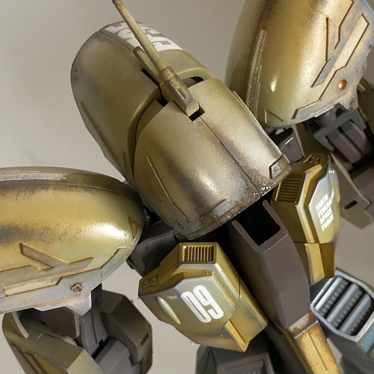 GunplaRefine's tweet photo. デカールは組み立てた状態で貼ります。
すると、だんだん持てる場所が無くなります。
そのまま1回目コーティングします。
遅めの昼休憩で今ココです。
乾き次第、今晩デカールの続きやります。
#アッシマー
#ASSHIMAR https://t.co/ExZNmBF84m