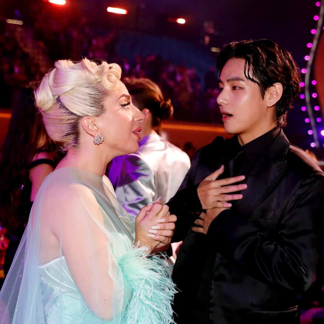 myjensoostars's tweet photo. Too cute not to repost! 😍
V with Lady Gaga.
Taehyung bear as charming as eveeer! 🤗💜
Borahae, Bwiii! 😘

#TAEHYUNG #BTS #GRAMMYsBTS https://t.co/3zbCjvaaIy