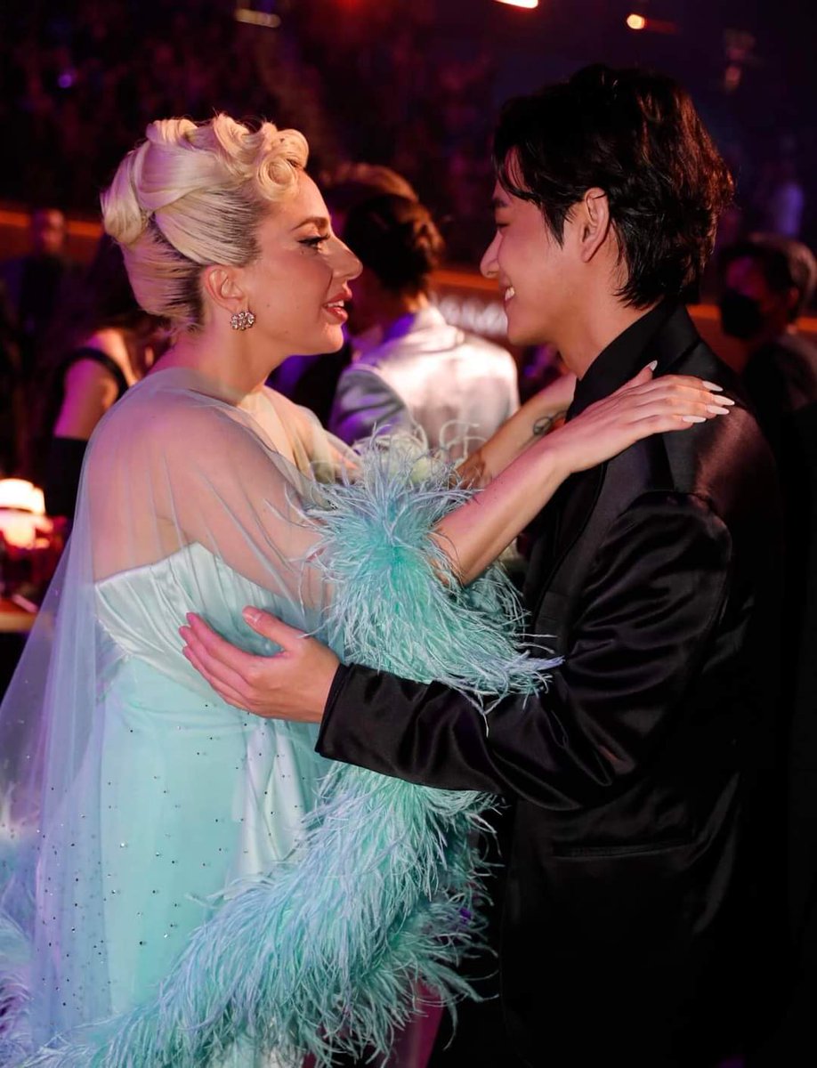 myjensoostars's tweet photo. Too cute not to repost! 😍
V with Lady Gaga.
Taehyung bear as charming as eveeer! 🤗💜
Borahae, Bwiii! 😘

#TAEHYUNG #BTS #GRAMMYsBTS https://t.co/3zbCjvaaIy