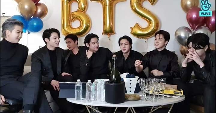 BTanneed's tweet photo. JM: Lo que me impresionó de los miembros es que ensayamos la presentación solo una vez ayer. y lo logramos así hoy 
NJ: no nos arrepentimos, dimos lo mejor de nosotros.
#BTS #JIN #RM #SUGA #JHOPE #JIMIN #V #JUNGKOOK @BTS_twt #BTSARMY #DoYouKnowBTS #BTSOurEternalBulletproof https://t.co/fzcrRCdHZM