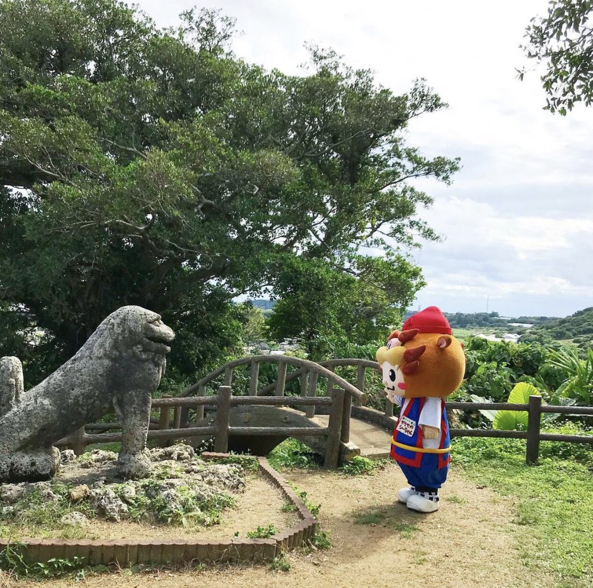 yaesenoshichan's tweet photo. 昨日は #シーサーの日 ！
そして今日は #獅子の日 ！

八重瀬町には、『シーサー』の由来となったと言われる『富盛の石彫大獅子』さんがいるシー😀

沖縄県内最大最古の石獅子らシーちゃん👏

シーちゃんも時々「やっほー！元気？」って会いに行くんだシ( ^ω^ )／🎶 https://t.co/GCaSydtOgR