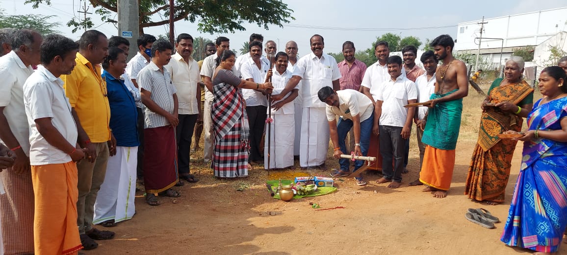 *திருப்பூர் வடக்கு சட்டமன்ற தொகுதி* , திருப்பூர் ஒன்றியம், கணக்கம்பாளையம் ஊராட்சி, அய்யம்பாளையம் ரேஷன் கடை வீதியில் *15வது நிதிக்குழு மானிய* திட்டத்தின் மூலம் *ரூபாய் 7 லட்சம்* மதிப்பீட்டில் புதிய தார் சாலை அமைப்பதற்கான பணியினை அடிக்கல் நாட்டி துவக்கி வைத்தேன்.
