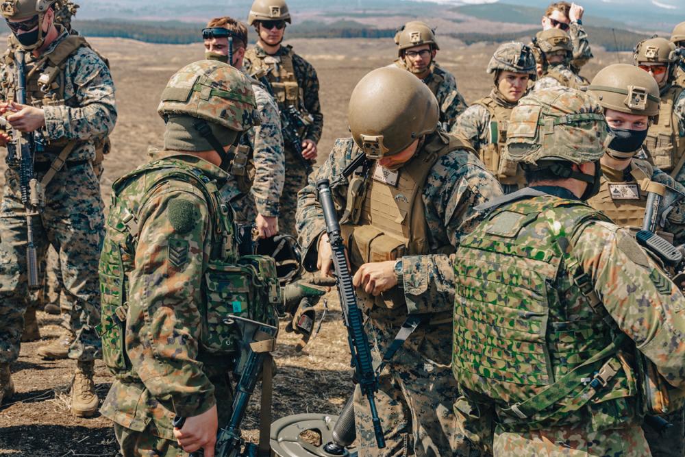IIIMEF's tweet photo. #Marines with the @31stMeu and members of the @jgsdf_gcc_ardb conducted a live-fire mortar shoot to sustain maritime readiness and to integrate Japanese forces in training for MDX-ARDB.
@USMC photos by Cpl. Grace Gerlach
#USMC #Military #ReadytoFightNow #USJapanAlliance https://t.co/CZ9WUUn9Bt