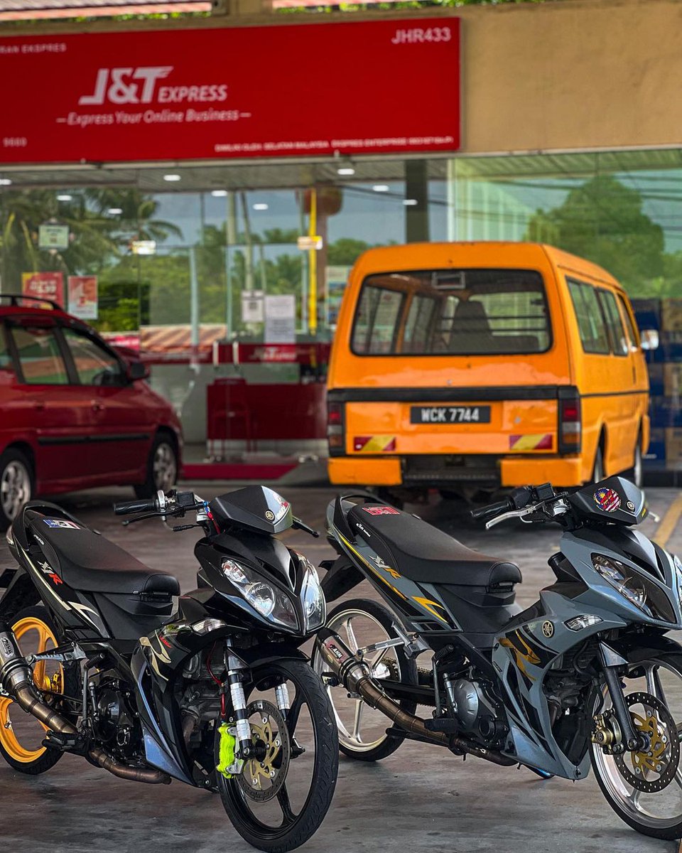 BikersRanger's tweet photo. X1R yamaha LC135 versi siam ! Kemas penampilan, RANGGI permotoran !‼️🤙🏻
credit ciypittt
#thebikersranger #bikersranger #TBRraretrok #SangapThrottle #yamaha #lc135 #y135lc #x1r https://t.co/lagUWWM9Go