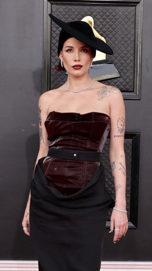 WORLDMUSICAWARD's tweet photo. #Halsey was a vision at the #64thAnnualGrammyAwards rocking a strapless gown by #Pressiat and a dramatic, matching hat!✨🌟🔥👑💛
https://t.co/IqIyQfRtRP https://t.co/OFG5EwsnFs