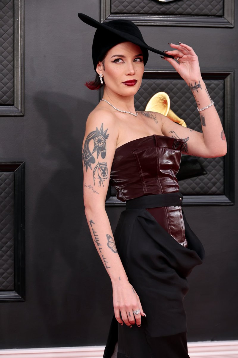 WORLDMUSICAWARD's tweet photo. #Halsey was a vision at the #64thAnnualGrammyAwards rocking a strapless gown by #Pressiat and a dramatic, matching hat!✨🌟🔥👑💛
https://t.co/IqIyQfRtRP https://t.co/OFG5EwsnFs