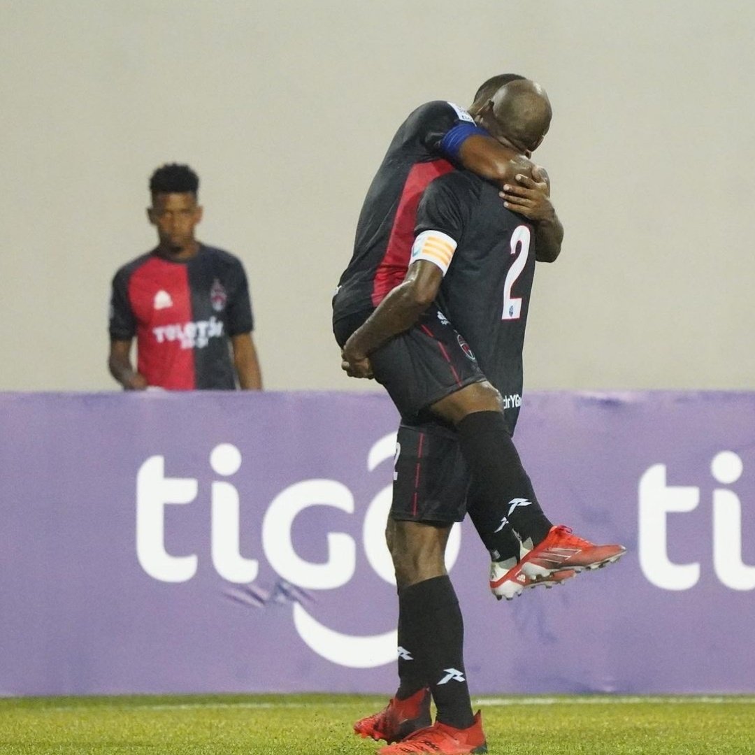 Cada vez que me dices que voy a golear te respondo lo recibo siervo.
hoy se lo dijistes a Tomás y en mi interior también dije lo recibo y hay está el de arriba no miente 🙏❤️🖤❤️🖤❤️