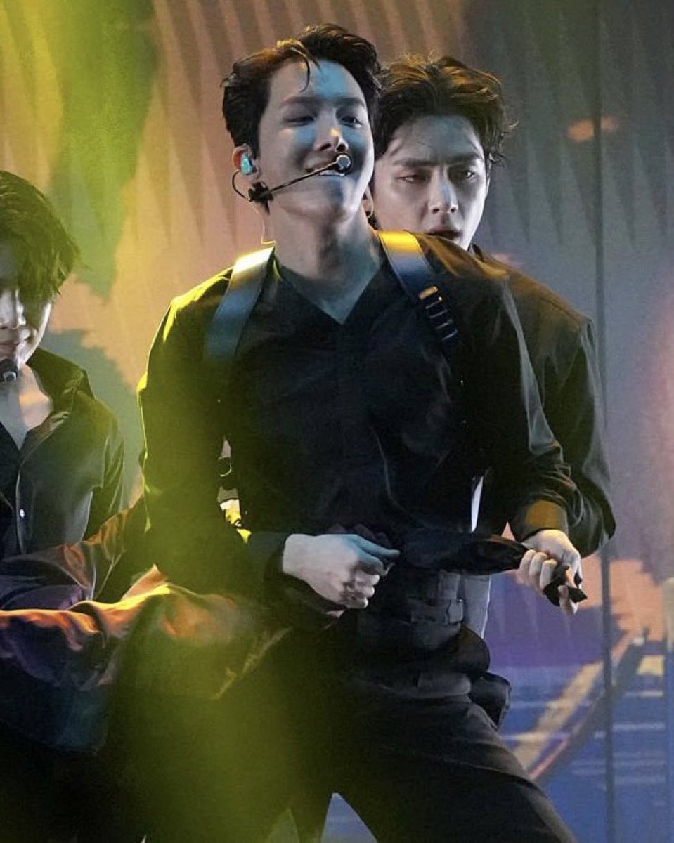 AiSeeHope's tweet photo. no but hobi's waist is so TINY 😫 https://t.co/1SIDrZdKX7