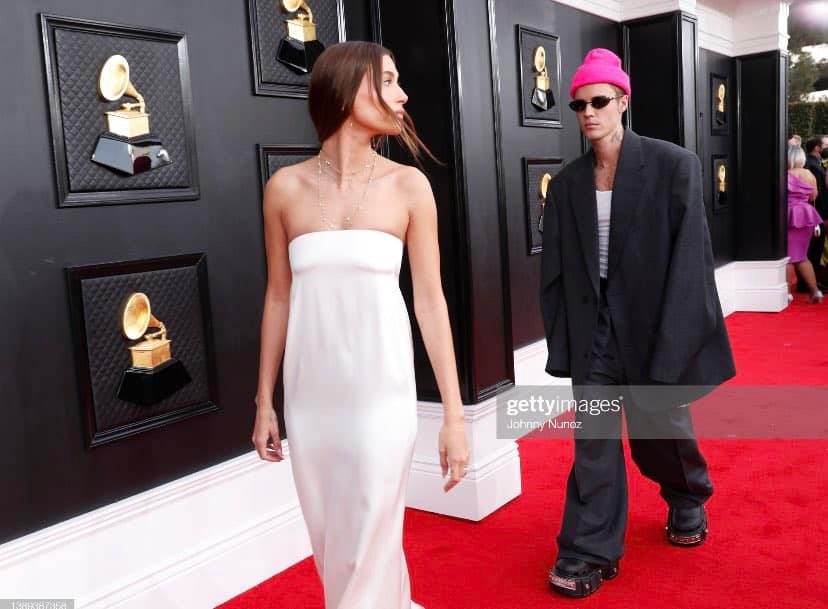 JBfansVN's tweet photo. Justin bận xem phim không đi Grammy được nên đã gửi nhờ anh vệ sĩ đi theo hộ tống vợ https://t.co/tfCE9sdm5b