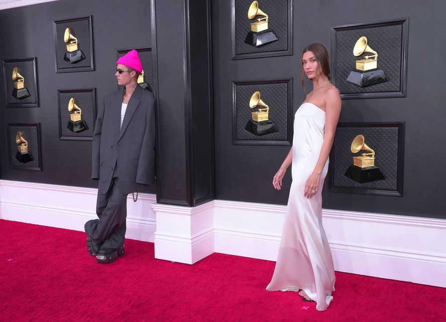 JBfansVN's tweet photo. Justin bận xem phim không đi Grammy được nên đã gửi nhờ anh vệ sĩ đi theo hộ tống vợ https://t.co/tfCE9sdm5b
