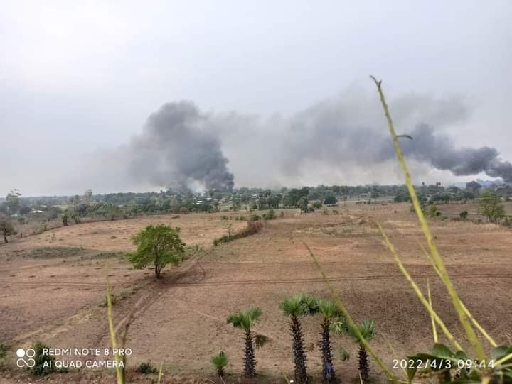 spring_2021's tweet photo. Update 

Military Council troops stormed into NgarGyiTinGyi Village,Khin_U Tsp and set fire to the houses —More than 500houses were destroyed and are still burning. Around 30 people, including women, were abducted by SAC.

 #2022Apr4Coup
#BURMAAct2021
#HearTheVoiceOfMyanmar https://t.co/06l5P8T1kT