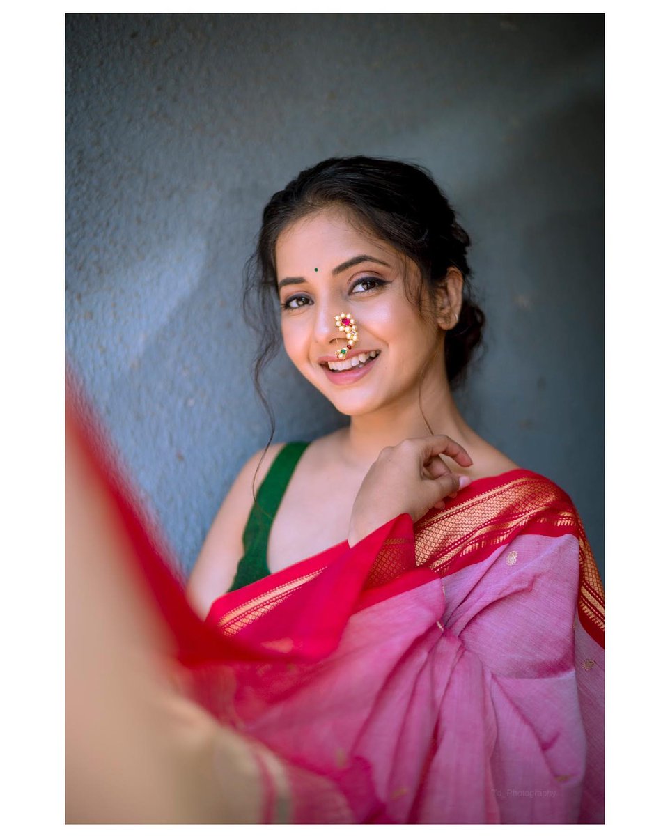 mtownawards's tweet photo. If simple but significant had a picture this is it!!!😍🌸
@SayaliSanjeev winning hearts in cotton paithani and minimal makeup
#paithani #simplebutsignificant #nath #cottonpaithani #sayalisanjeev #mtownawards #mtownstyleawards https://t.co/9I2JuZ8wR9