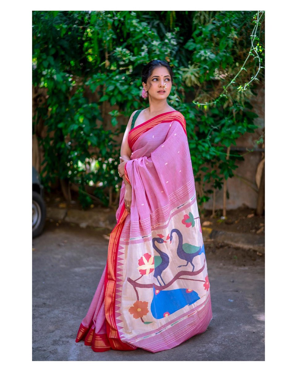 mtownawards's tweet photo. If simple but significant had a picture this is it!!!😍🌸
@SayaliSanjeev winning hearts in cotton paithani and minimal makeup
#paithani #simplebutsignificant #nath #cottonpaithani #sayalisanjeev #mtownawards #mtownstyleawards https://t.co/9I2JuZ8wR9