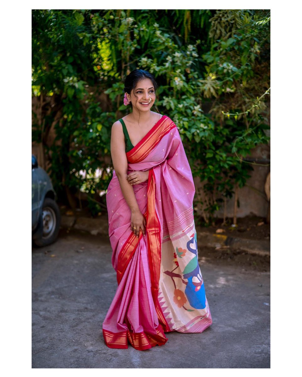 mtownawards's tweet photo. If simple but significant had a picture this is it!!!😍🌸
@SayaliSanjeev winning hearts in cotton paithani and minimal makeup
#paithani #simplebutsignificant #nath #cottonpaithani #sayalisanjeev #mtownawards #mtownstyleawards https://t.co/9I2JuZ8wR9