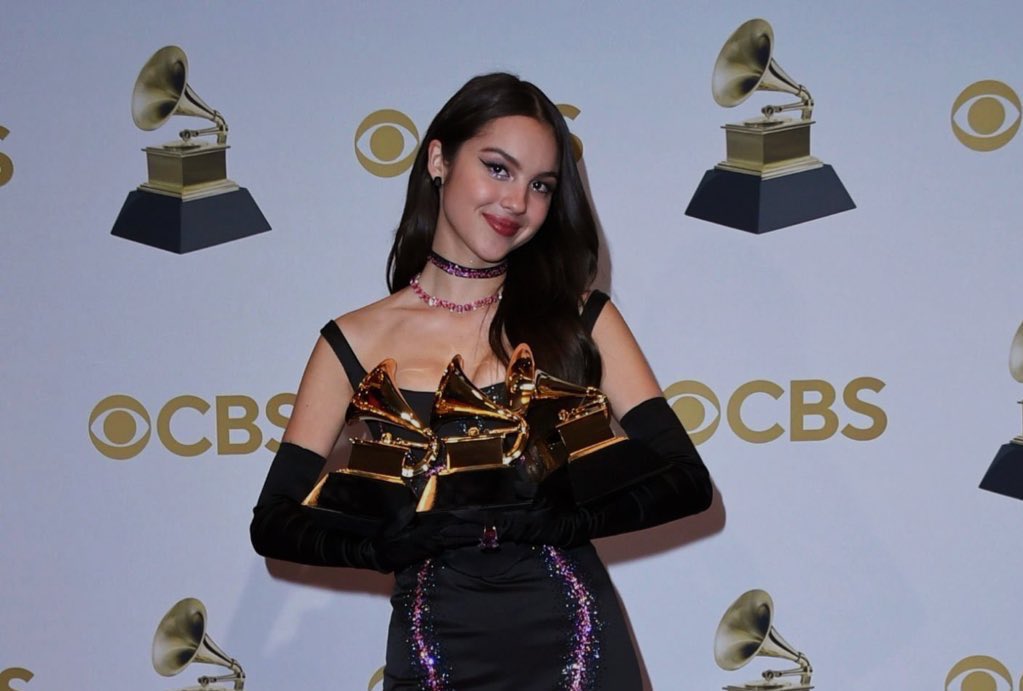 owjupaiva's tweet photo. quando descobrirem que best pop vocal album não é sobre quem tem melhores vocais a cabeça explode, enfim olivia venceu e foi bem mais que merecido! chorem mesmo https://t.co/6vlkeuZoHH