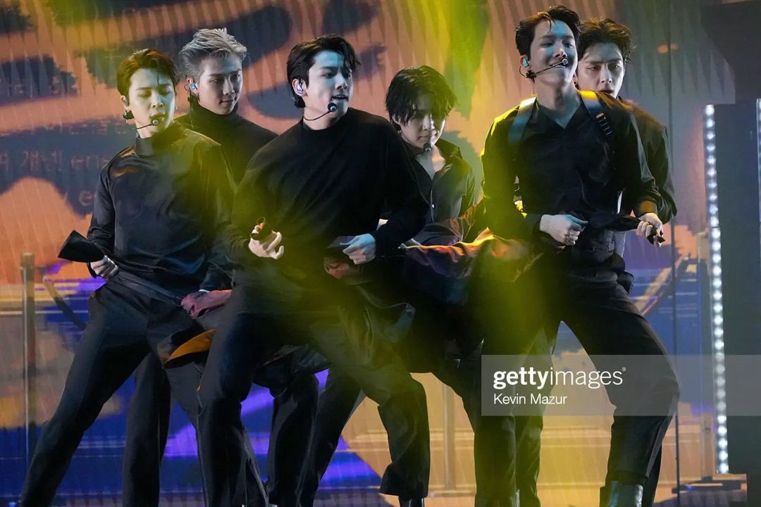 Agnesvathasa's tweet photo. YOU GUYS' PERFORMANCE ON THE STAGE TODAY IS THE BEST 🔥🔥
YOU ARE GREAT AND WE ARE PROUD OF YOU GUYS💜💜
@bts_bighit @BTS_twt 

#WEPROUDOFYOUBTS #OurProudBTS #GotARMYRightBehindYou #Armyisproudofbts #ARMYLovesBTS https://t.co/2N20BEggpJ