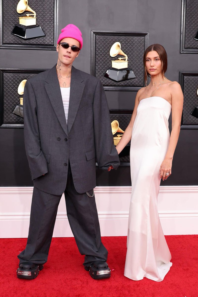 JBfansVN's tweet photo. Justin và Hailey tại thảm đỏ Grammys 🧡🧡🧡 https://t.co/sIEc81DM89