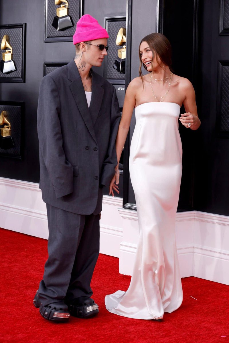JBfansVN's tweet photo. Justin và Hailey tại thảm đỏ Grammys 🧡🧡🧡 https://t.co/sIEc81DM89