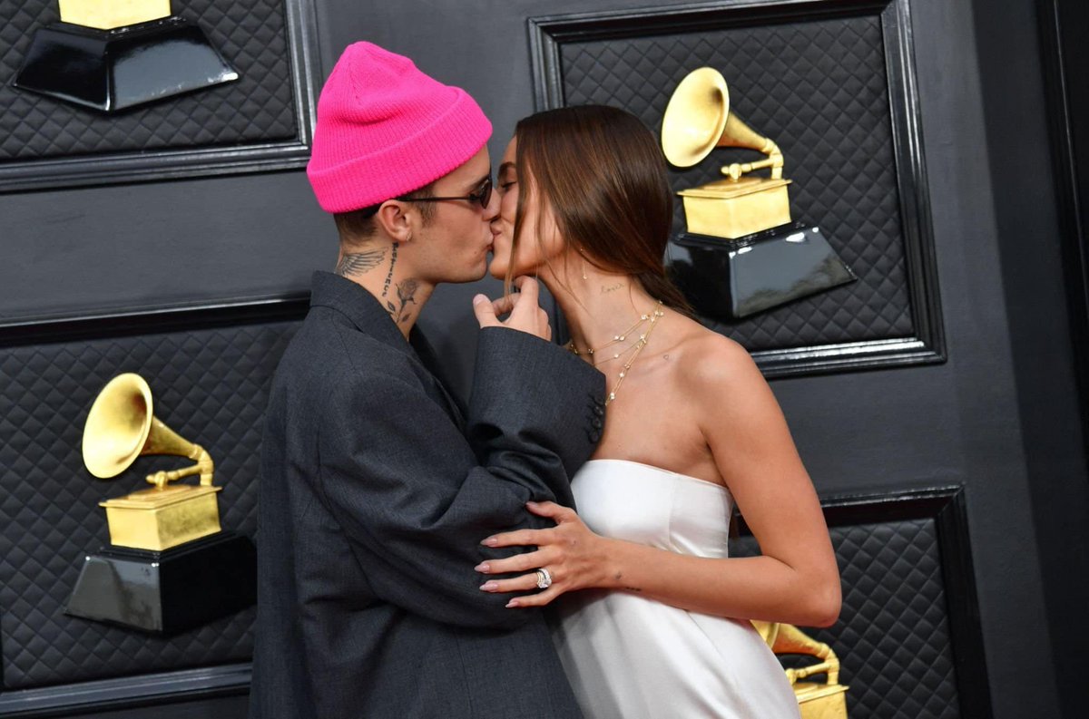 JBfansVN's tweet photo. Justin và Hailey tại thảm đỏ Grammys 🧡🧡🧡 (3) https://t.co/S2kzgVv1tk