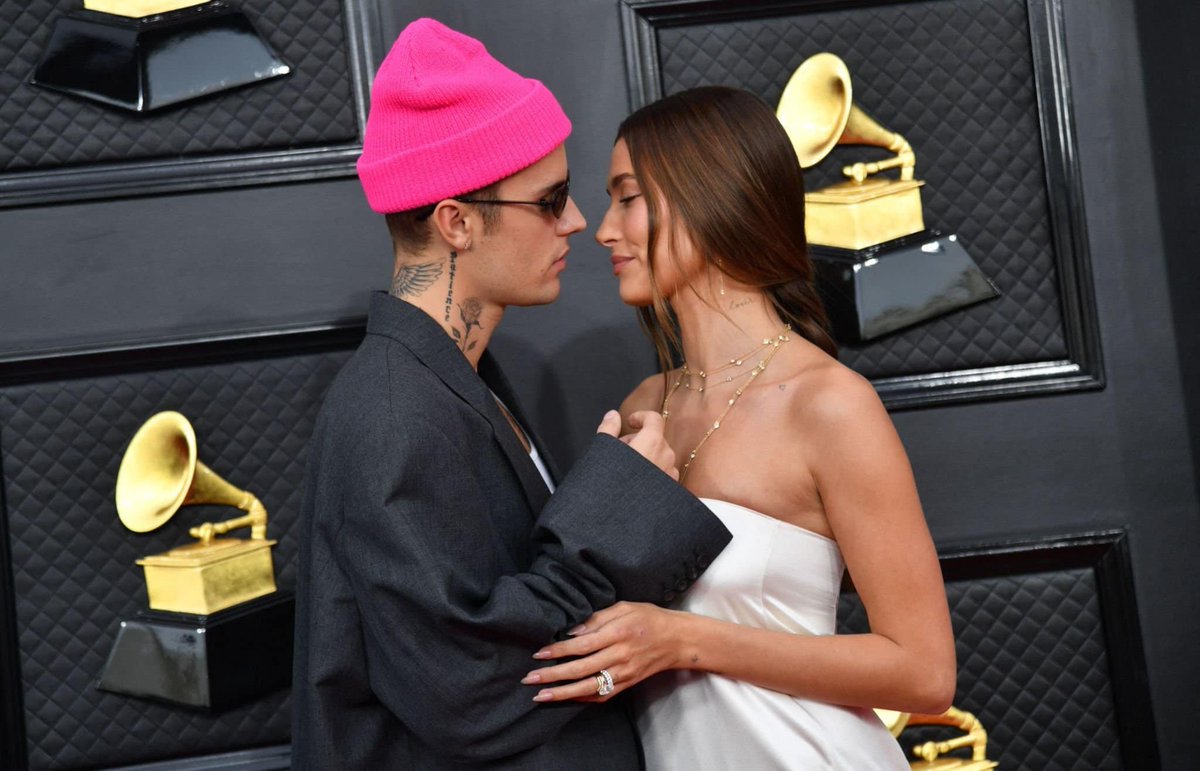JBfansVN's tweet photo. Justin và Hailey tại thảm đỏ Grammys 🧡🧡🧡 (3) https://t.co/S2kzgVv1tk