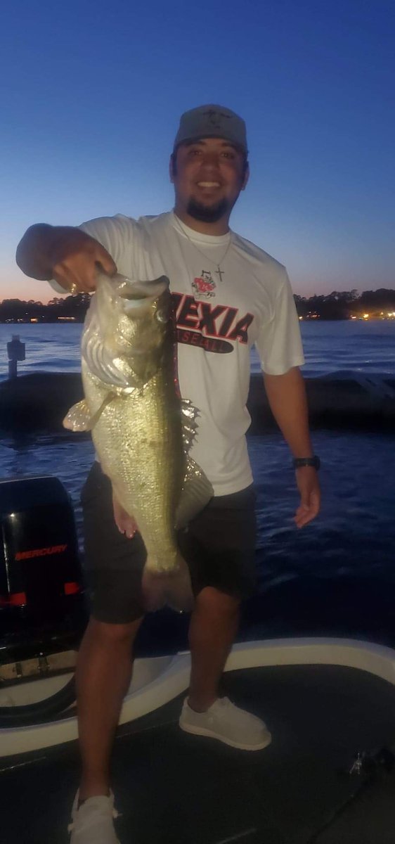 MoMolina14's tweet photo. Felt good to be on the lake again! #FishTexas https://t.co/xUNKkTTO40
