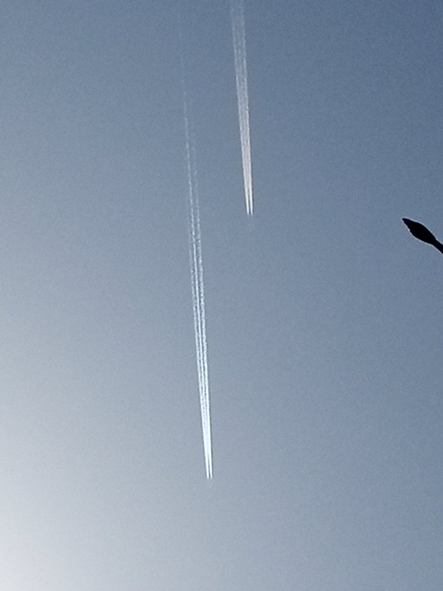 TahoorNaik's tweet photo. The race between #VIR300 and #AIC104 over #OPLA
#Lahore 
#Uniqueflights
#avgeeks https://t.co/KaIyEzdGMN