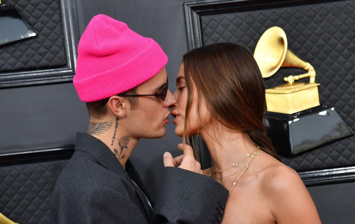 JBfansVN's tweet photo. Justin và Hailey tại thảm đỏ Grammys 🧡🧡🧡 (4) https://t.co/DUDV4XxAGg
