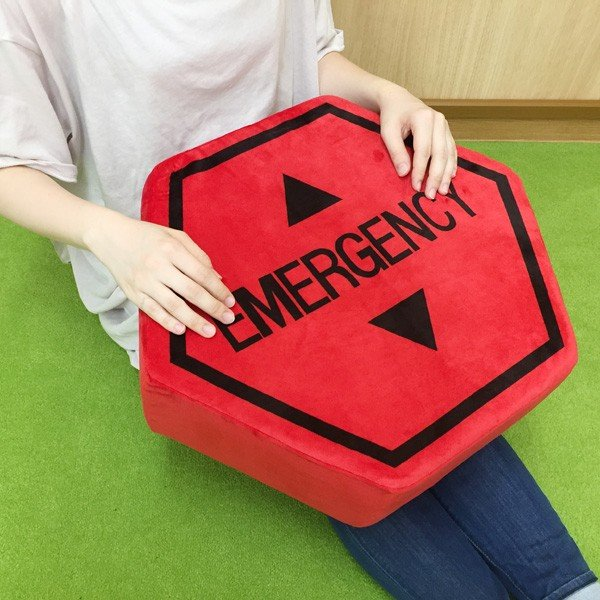 eva_store's tweet photo. 【エヴァストアYahoo!店 ピックアップ】新生活に🌸🌸エマージェンシーマークがさわり心地のよい生地&amp;固めの弾力のクッションに！枕や背もたれとしてお使い下さい。存在感のあるアイテム、お部屋のワンポイントにオススメです♪
https://t.co/zHKYsYlmCg
#エヴァストア新生活 https://t.co/QoE0dPsum3