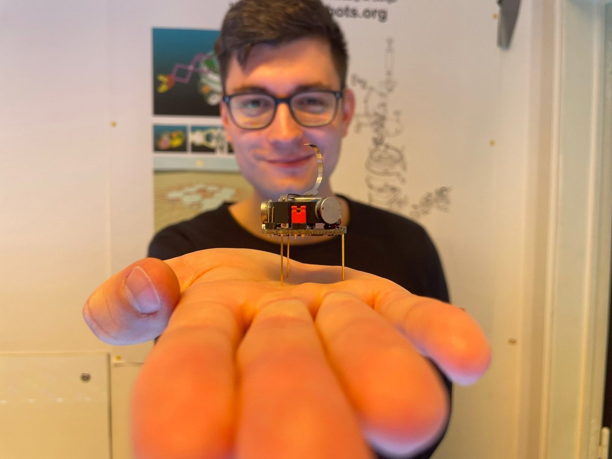 During these months, <a href="/IRIDIA_ULB/">IRIDIA, ULB</a> is hosting <a href="/till_aust/">Till Aust</a> from <a href="/SwarmDynamics/">Heiko Hamann</a>'s lab at <a href="/UniLuebeck/">Universität Lübeck</a>.

Using a #swarm of #Kilobots and IRIDIA's Kilogrid, Till experiments with #SymmetryBreaking in
#CollectiveDecisionMaking—a research project supervised by <a href="/joefresna/">Giovanni Reina</a>.

🤖🐝🐜🧠🤖