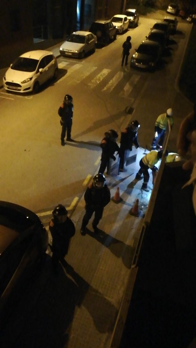 A les 06:00 de la matinada, la brimo col·laborant amb Endesa per tallar la llum del #BlocBages8 de la <a href="/PAHCBages/">PAHC Bages</a>, i deixar a 8 famílies amb infants sense llum.
Sou una panda de criminals i una colla de desgraciats.