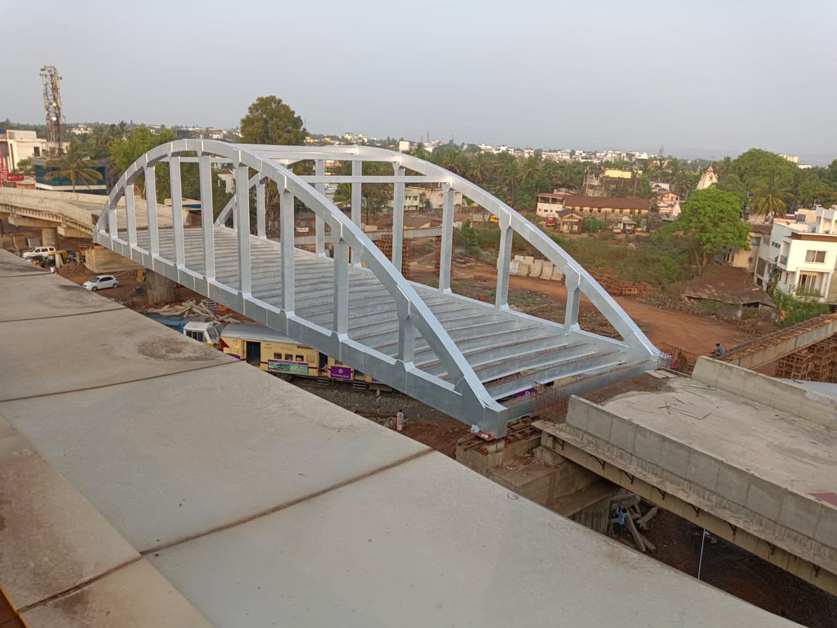 RailMinIndia's tweet photo. Upgrading Infrastructure, Bolstering Mobility! 

For Construction of Road Over Bridge at 3rd gate (level crossing no. 381) in Belagavi, Karnataka of SWR, Bow String Girder has been launched recently.
On completion, this ROB will facilitate seamless movement of traffic. https://t.co/W0Ky64LrMN