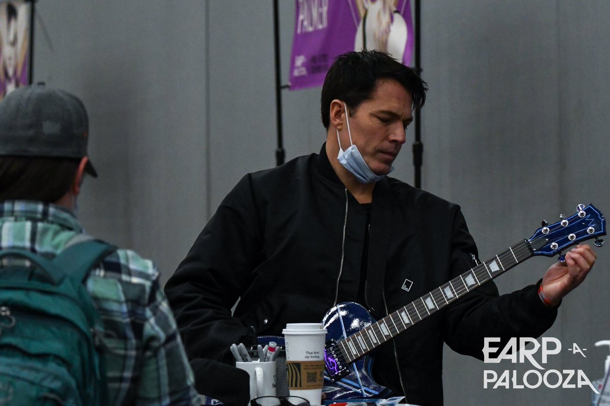 MiniMenace875's tweet photo. .@realtimrozon playing some tunes for the auto room @Earpapalooza 
#Earpapalooza #Earpers #BringWynonnaHome #WynonnaEarp https://t.co/utMuFWzsml