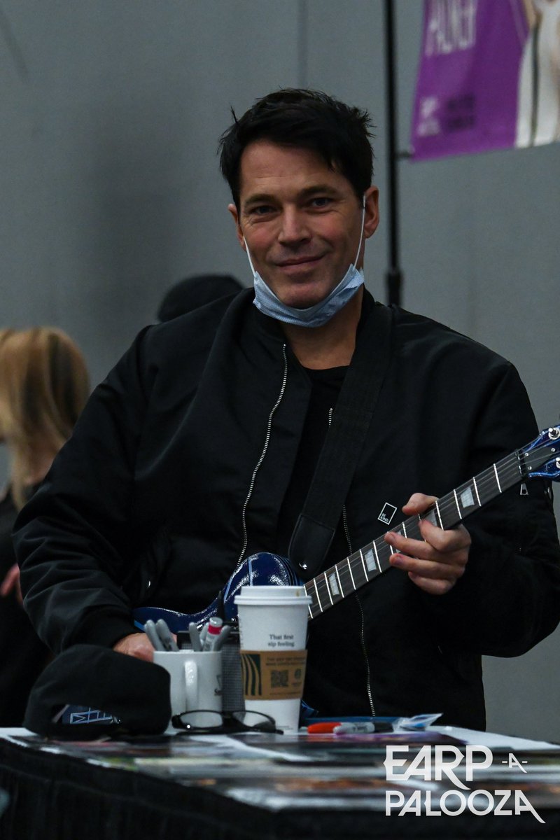 MiniMenace875's tweet photo. .@realtimrozon playing some tunes for the auto room @Earpapalooza 
#Earpapalooza #Earpers #BringWynonnaHome #WynonnaEarp https://t.co/utMuFWzsml