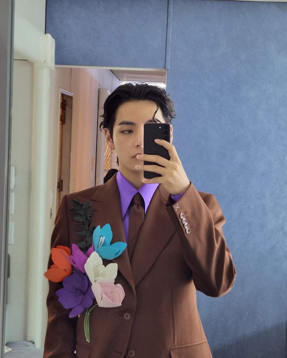 _iFALLsoDEEP_'s tweet photo. him as the 7th flower @BTS_twt https://t.co/zCXE3vILHd