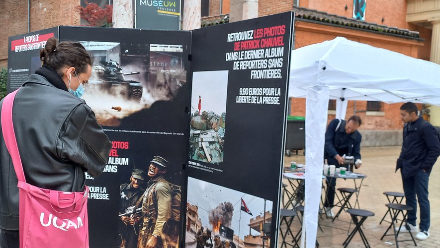cdeloire's tweet photo. Le droit à l’information concerne tous les citoyens. Plutôt que de nous adonner à la critique permanente, entrons une logique constructive de propositions. C'est le sens du tour de France du #BusRSF. Ici notre passage à #Toulouse. https://t.co/f4P4NqKQa3 https://t.co/9jk426S2Ad