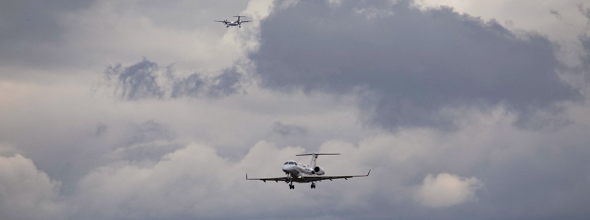 Kent_YVR's tweet image. Parallel approach and the featured @AirSprint @Embraer #Legacy450 @yvrairport. #yvrspotters #avgeek #Vancouver #luxury #travel #BizJet