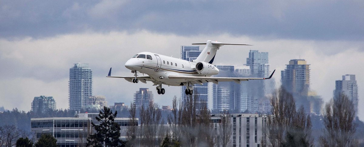 Kent_YVR's tweet image. Parallel approach and the featured @AirSprint @Embraer #Legacy450 @yvrairport. #yvrspotters #avgeek #Vancouver #luxury #travel #BizJet